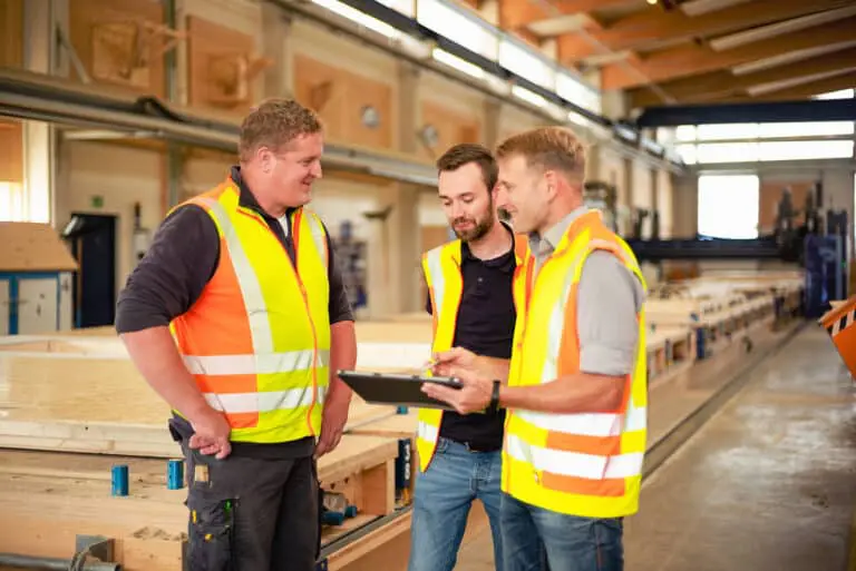 Mitarbeiter an unserer Hundegger CNC Maschine in der Produktion