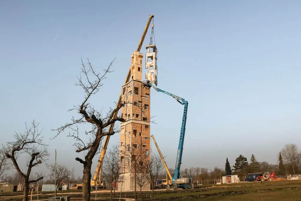 Kräne beim Aufrichten des Himmelsstuermers