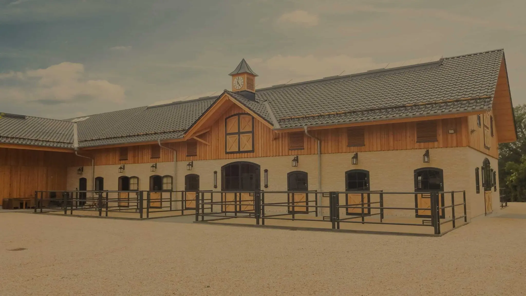 Pferdestall mit Paddocks