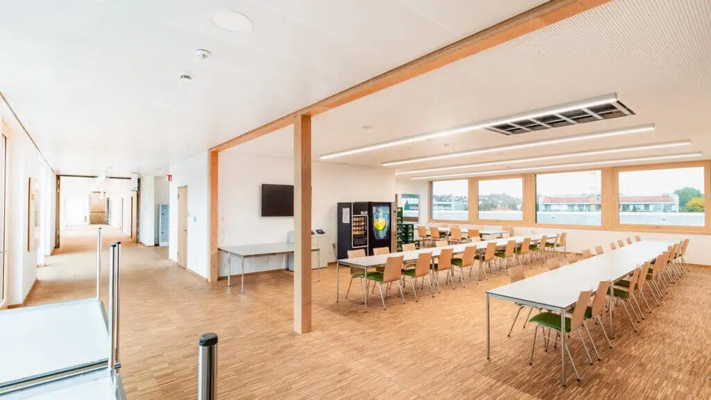 Cafeteria des ZAZ Biberach mit viel Platz für die Schüler und Schülerinnen
