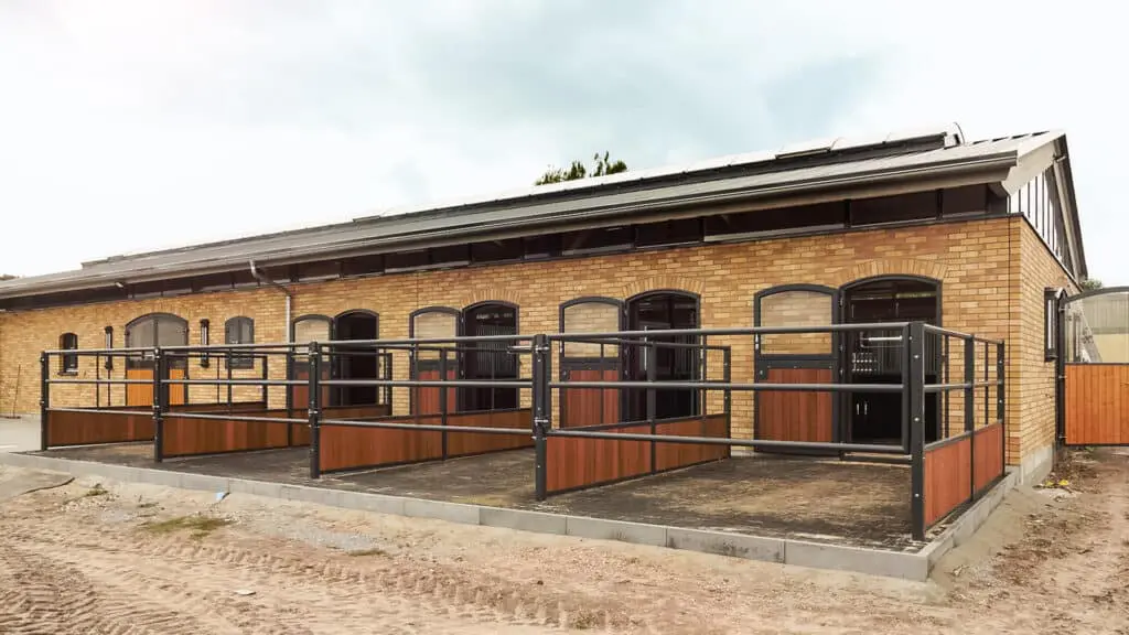 Pferdestall mit vier Paddocks und Klinkerfassade