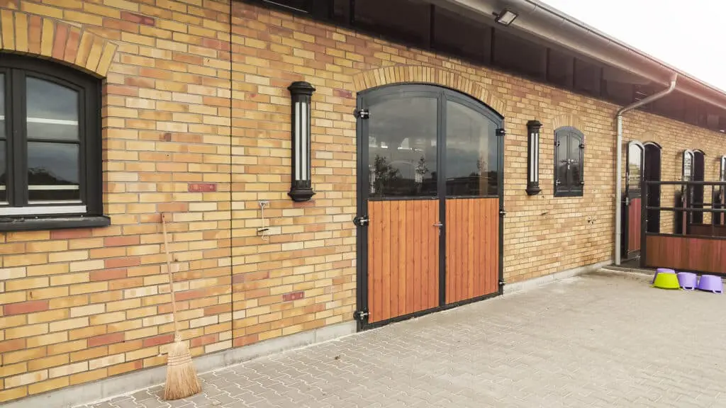 Pferdestall mit Klinkerfassade in Holzbauweise gebaut