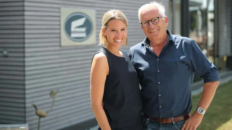 Geschäftsführerin Marlen Schlosser mit ihrem Vater Josef Schlosser vor dem Firmeneingang