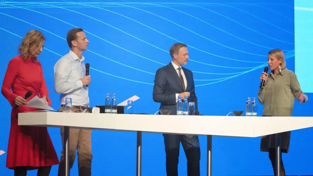 Marlen Schlosser im Gespraech mit Christian Lindner