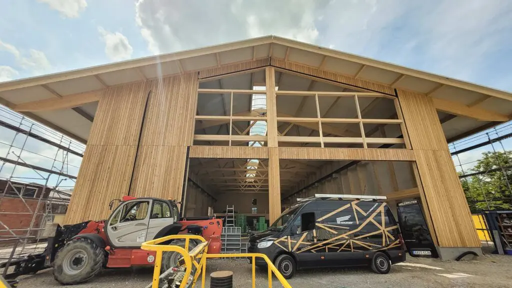 Zimmerer bauen Gewerbehalle für Zimmerer in München