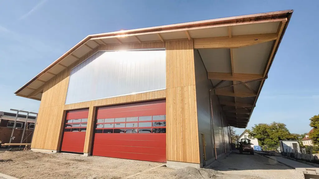 Zimmerer bauen Gewerbehalle für Zimmerer in München