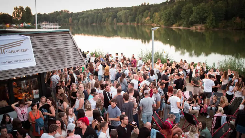 After work Party am Bucher Stausee mit vielen Menschen und Seeblick