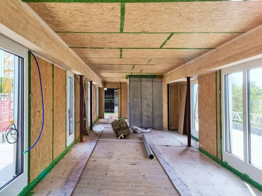 Wände in Holzbauweise für die Aufstockung auf der Baustelle in Basel.