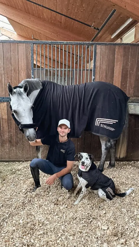 SCHLOSSER Reitsportteammitglied Julius Ehinger mit Pferd und Hund