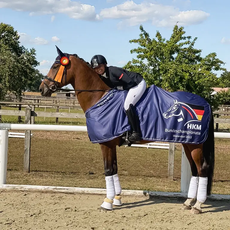 Teamreiterin Nicole Grosch auf dem Pferd