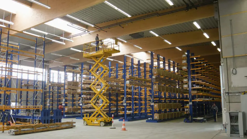 Logistikhalle in Holzbauweise von innen