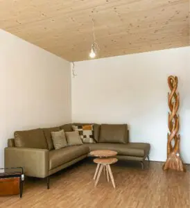 Sofa mit Beistelltisch in Musterhaus in Ellwangen-Rindelbach