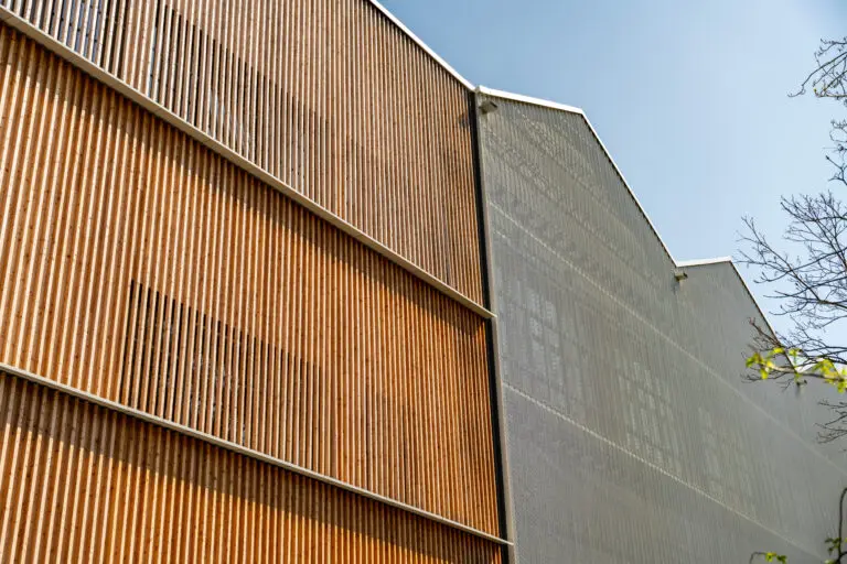 Sporthalle in Holzbauweise, erste 8-Fach Sporthalle Europas von Schlosser planprojekt und SCHLOSSER Holzbau. Hier zu sehen, die Holzfassade im Detail.
