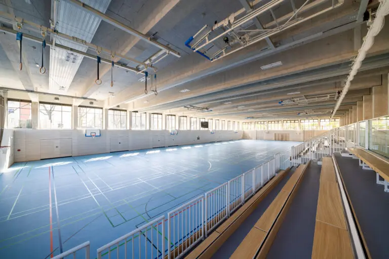 Sporthalle in Holzbauweise, erste 8-Fach Sporthalle Europas von Schlosser planprojekt und SCHLOSSER Holzbau. Die Halle hier in der Queransicht.
