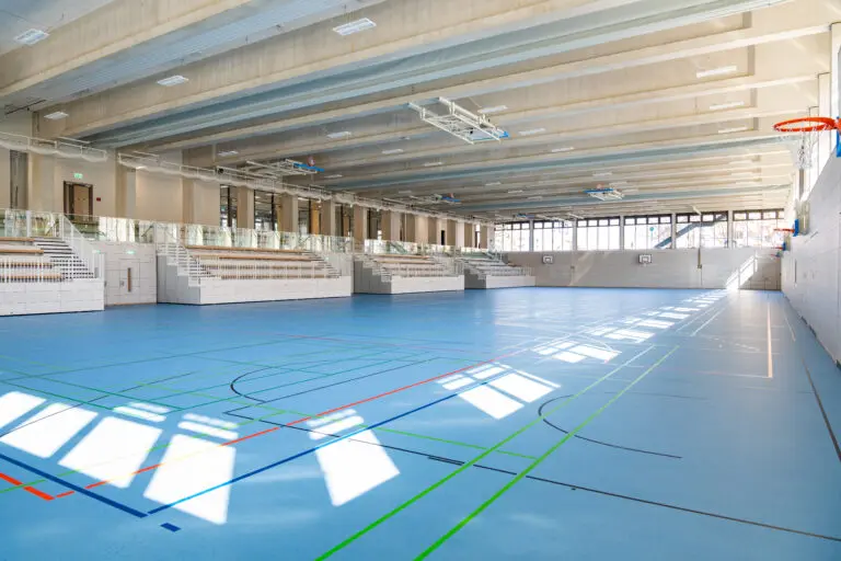 Sporthalle in Holzbauweise, erste 8-Fach Sporthalle Europas von Schlosser planprojekt und SCHLOSSER Holzbau. Die Halle hier in der Queransicht vin der anderen Seite.