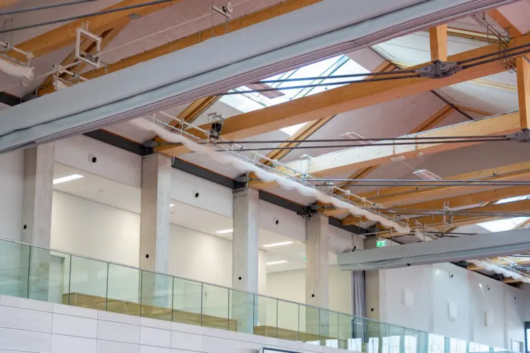 Sporthalle in Holzbauweise, erste 8-Fach Sporthalle Europas von Schlosser planprojekt und SCHLOSSER Holzbau. Hier zu sehen, die Deckenkontruktion mit Ihren Trägerverbindungen.
