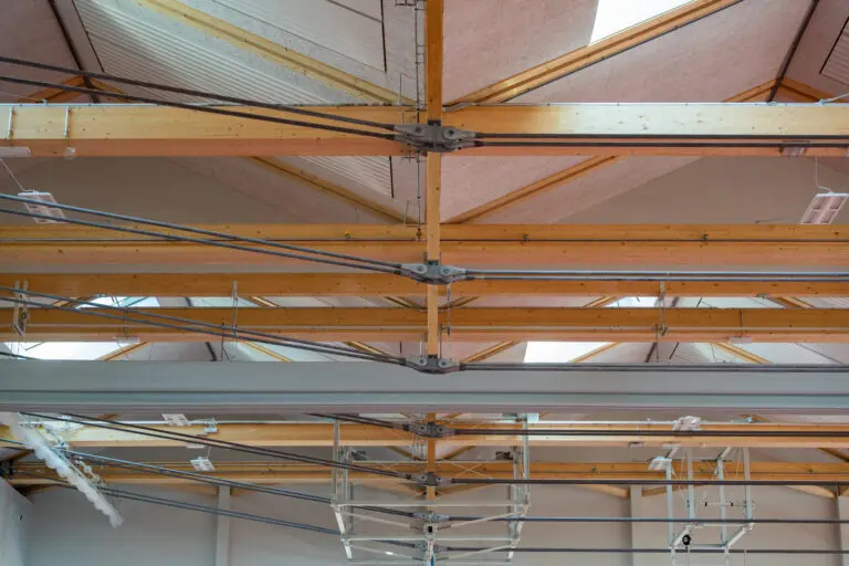 Sporthalle in Holzbauweise, erste 8-Fach Sporthalle Europas von Schlosser planprojekt und SCHLOSSER Holzbau. Hier zu sehen, die Deckenkontruktion mit den Knotenpunkten.