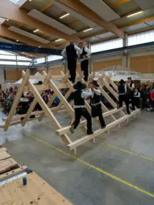 Zimmerer auf fliegendem Dachstuhl