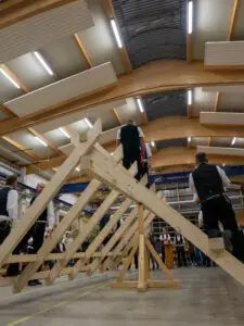 Zimmerer auf fliegender Dachstuhl