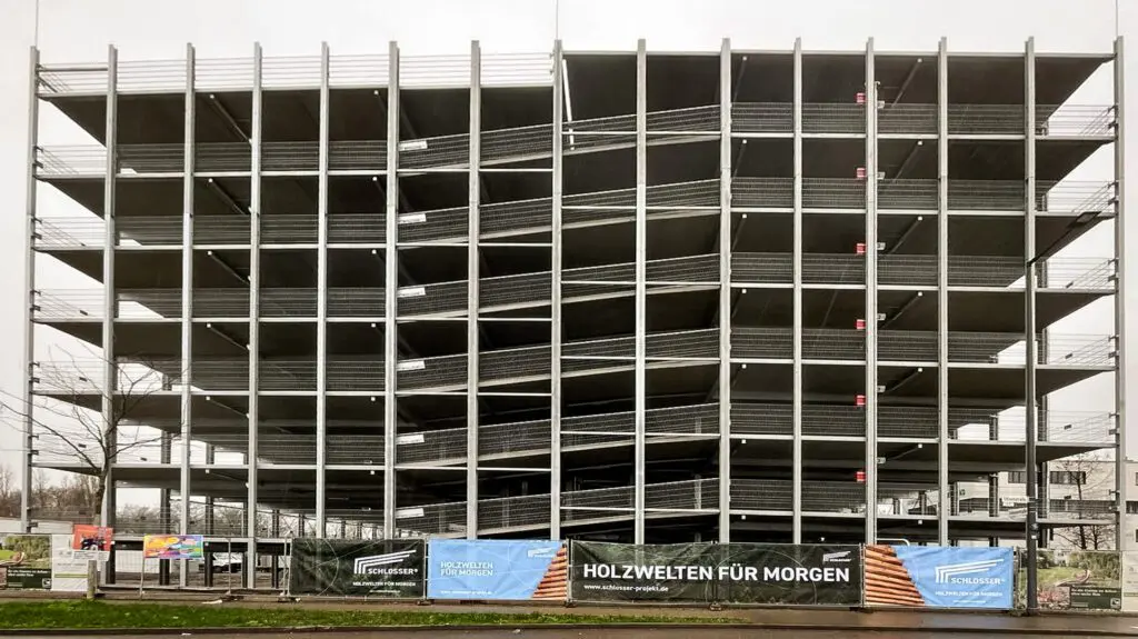 Heilbronn: Holzfassade für urbanes Parkkonzept