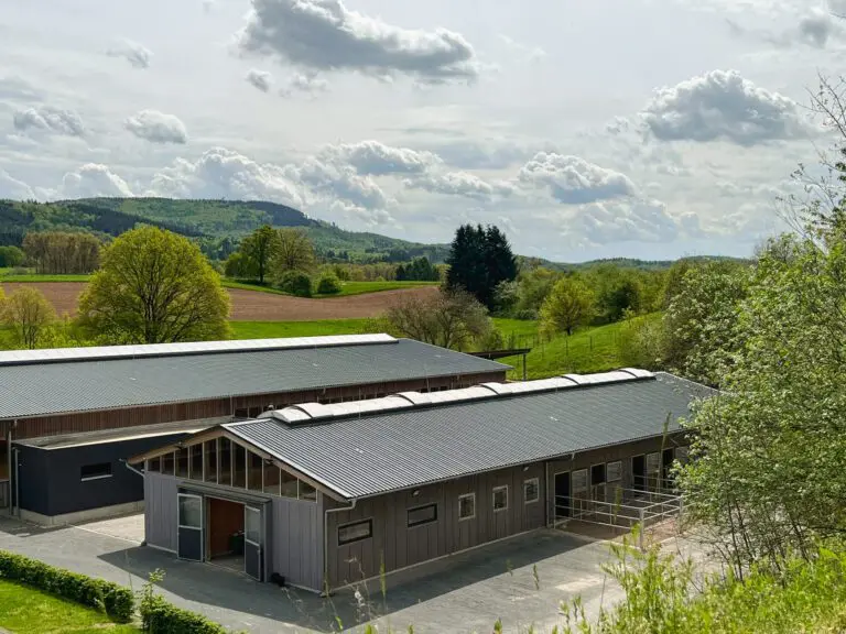 Pferdestall mit Paddockboxen