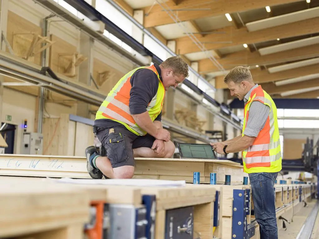 Vormontage Besprechung von zwei Mitarbeitern