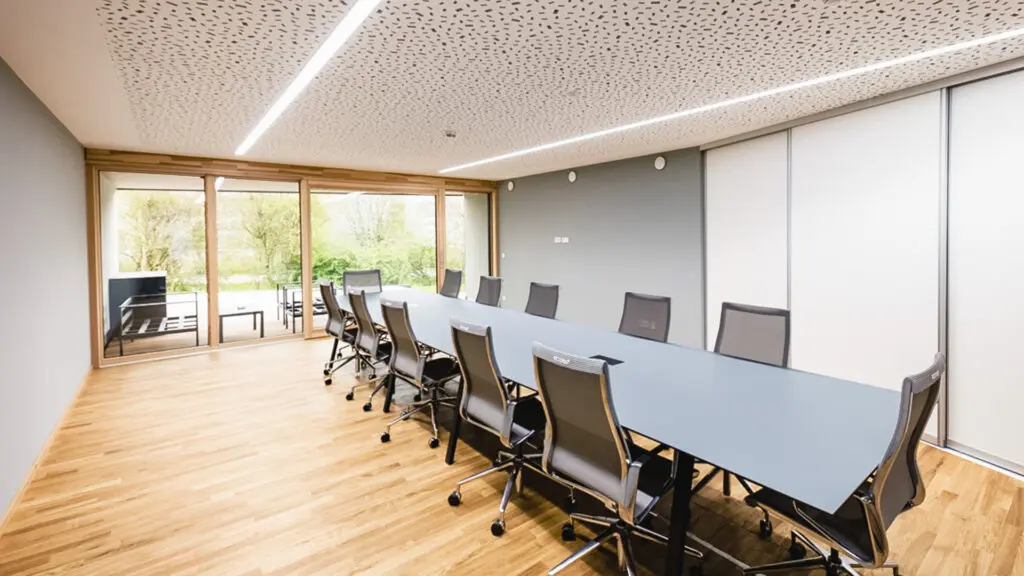 Moderner Konferenzraum mit Blick ins Grüne