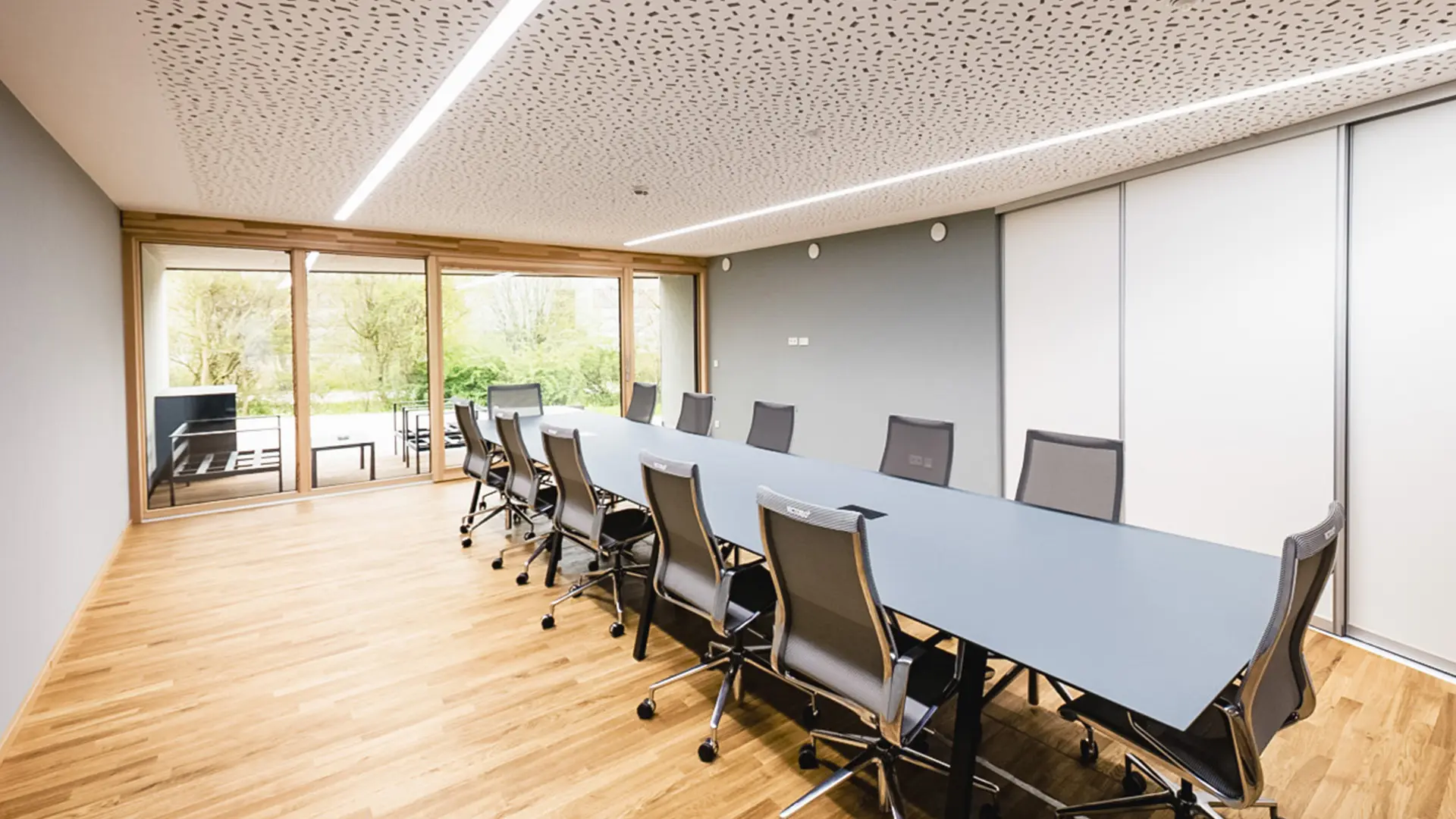 Moderner Konferenzraum mit Blick ins Grüne