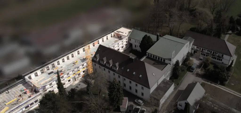 Das Kloster Weik, Baustelle einer Aufstockung in Holzbauweise