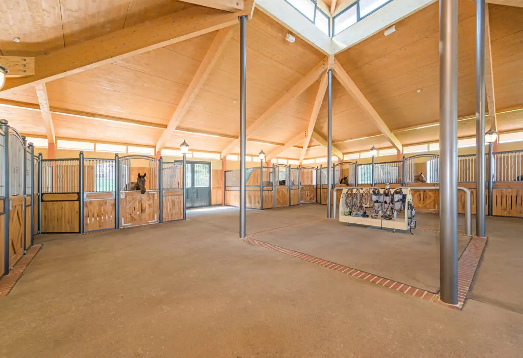 Reitstall, Pferdestall von Schlosser. Holzbau für Pferde