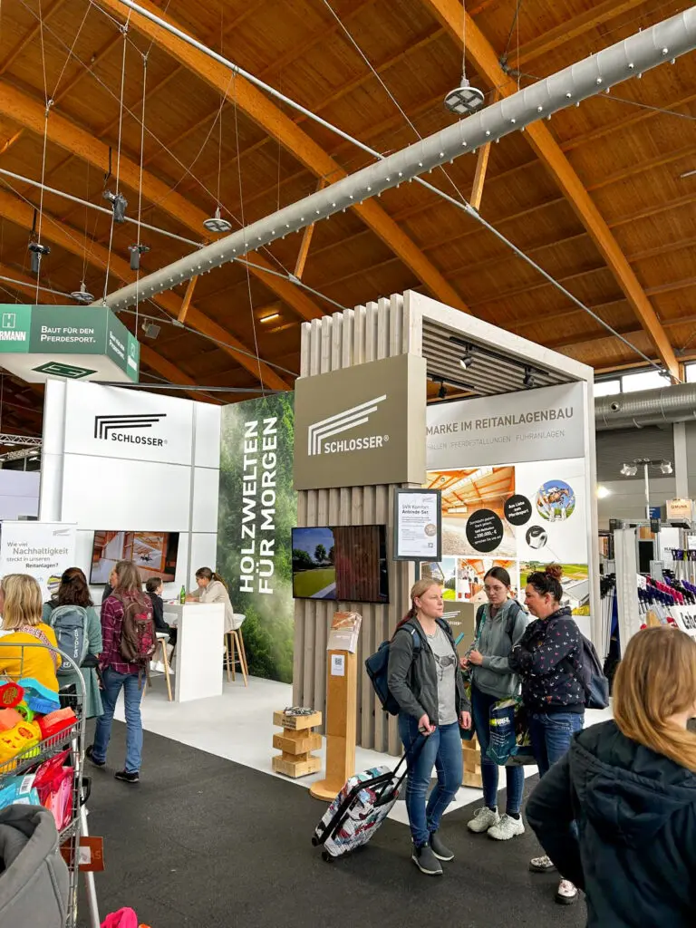 Messestand von SCHLOSSER planprojekt und SCHLOSSER Holzbau auf der Pferd Bodensee 2026