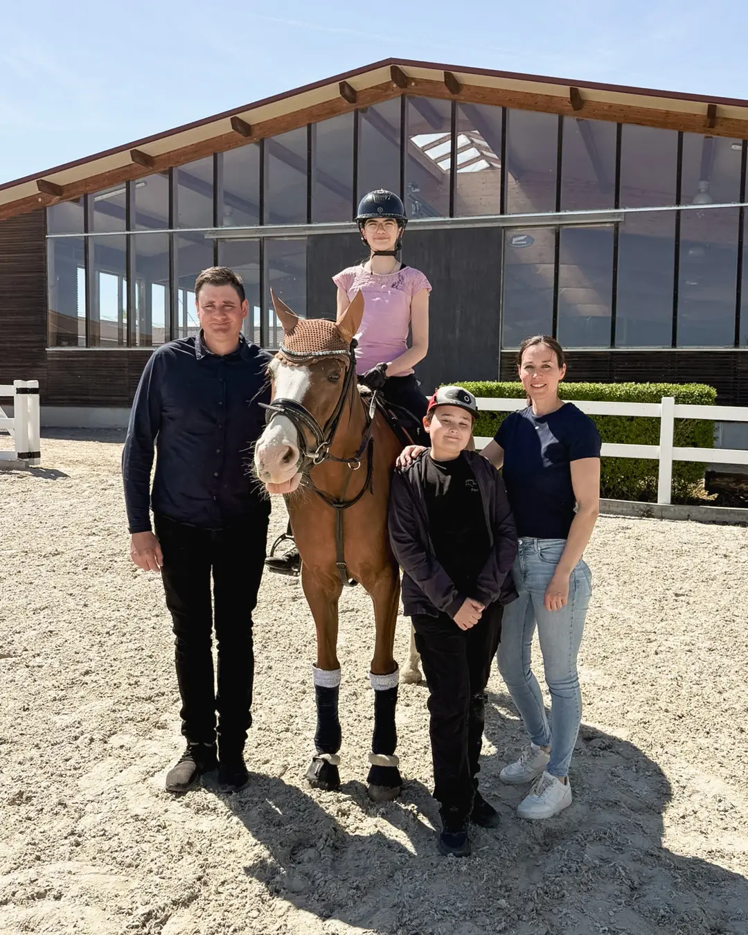 Familie Seemann vor ihrer Reitanlage 