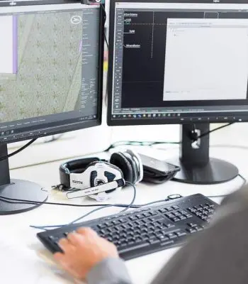 10 SCHLOSSER Mitarbeiter am PC bei der Konstruktion eines Gebaeudes