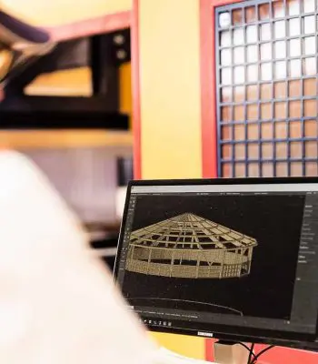 CAD-Daten werden für die Produktion der Holzelemente eingespielt SCHLOSSER -Mitarbeiter in der Produktion blickt auf den Bildschirm seines PCs, wo eine Holzkonstruktionszeichnung zu sehen ist