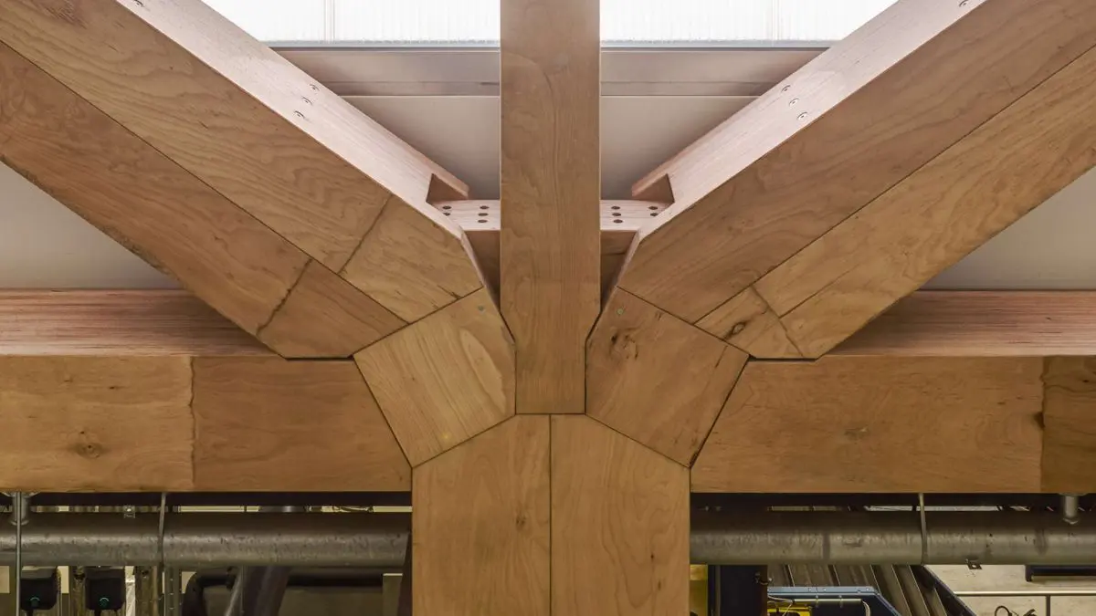 Holz-Knotenpunkt in der SWG Produktionshalle