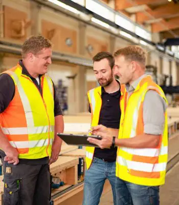 Mitarbeiter an unserer Hundegger CNC Maschine in der Produktion Mitarbeiter an unserer Hundegger CNC Maschine in der Produktion