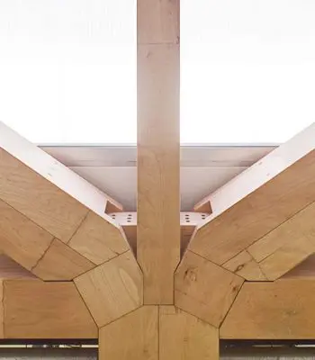 Knotenpunkt in der Baubuche-Holzkonstruktion der SWG Produktionshalle Statischer Knotenpunkt der Holzkonstruktion einer Produktionshalle