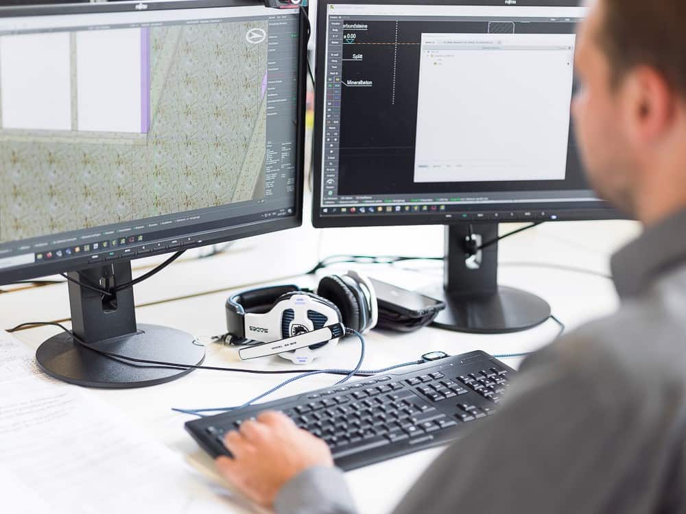 SCHLOSSER Mitarbeiter am PC bei der Konstruktion eines Gebaeudes