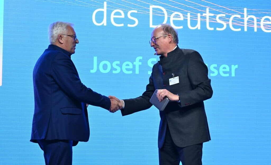 Josef Schlosser bedankt sich via Handschlag für die Verleihung des Ehrenrings