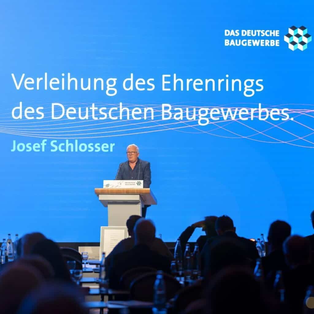 Josef Schlosser hält seine Rede für die Auszeichnung des Ehrenrings des Deutschen Baugewerbes im November 2022.