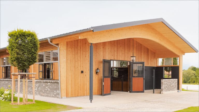Pferdestallung von aussen mit Klinkerfassade