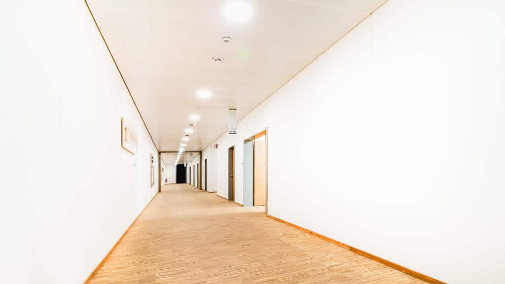 Hell beleuchteter Flur im Zimmererausbildungszentrum in Biberach