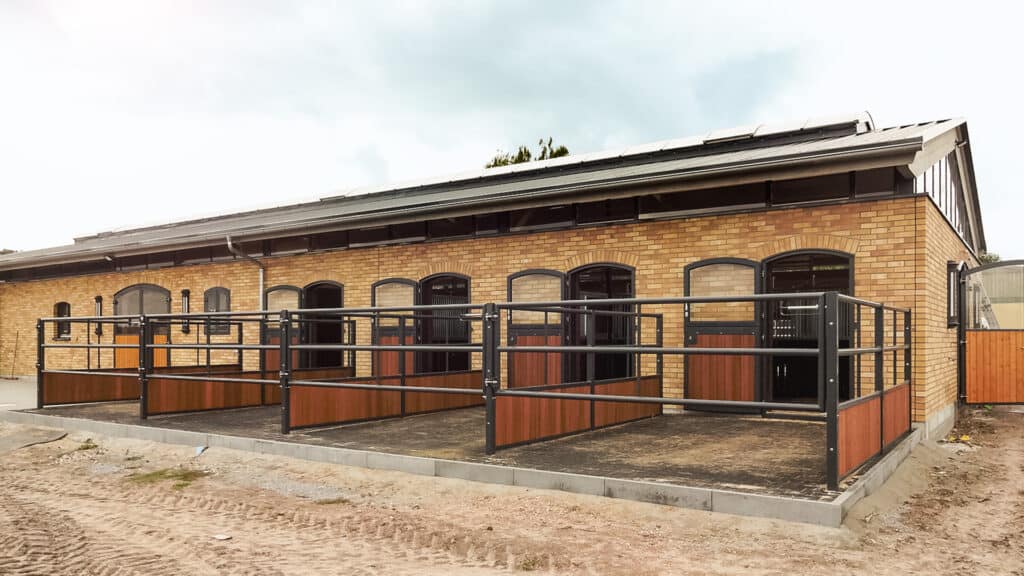 Pferdestall mit vier Paddocks und Klinkerfassade