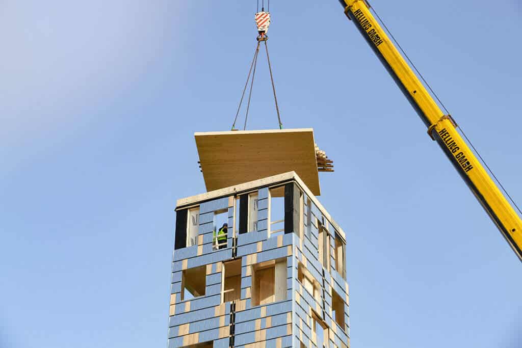 Beim Aufrichten des Turms Himmelsstürmer in Schwäbisch Gmünd