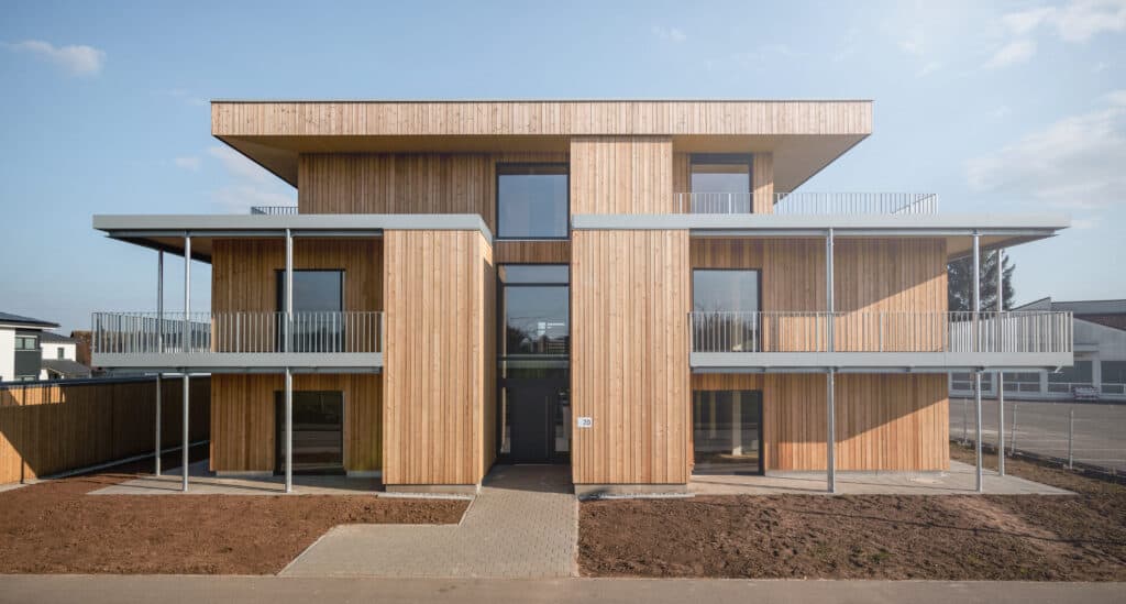 Mehrfamilienhaus mit moderner Holzfassade