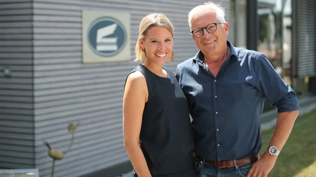 Geschäftsführerin Marlen Schlosser mit ihrem Vater Josef vor dem Firmeneingang