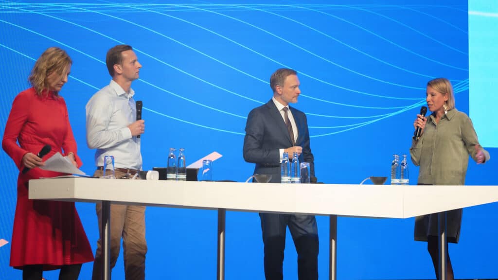 Marlen Schlosser im Gespraech mit Christian Lindner