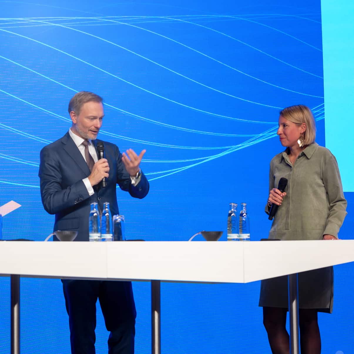Marlen Schlosser zusammen mit Christian Lindner auf dem Podium am Baugewerbetag
