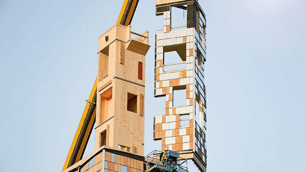 Holzelemente der Vormontage werden auf der Baustelle des Turms Himmelsstuermer aufgerichtet