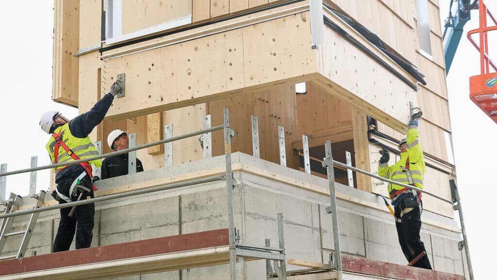 Zwei Zimmerer beim Aufrichten des Himmelsstuermers
